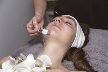 Yüz bakımı spa salon de almak güzel bir kadın portresi.