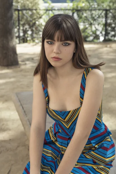 Concepto Moda Callejera Retrato Elegante Joven Hermosa Mujer Edificios París — Foto de Stock