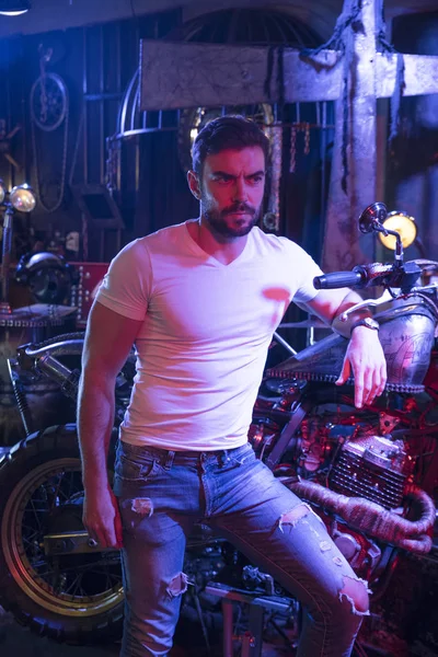 Motorcu moda kavramı. Kapalı poz zarif genç yakışıklı adam motorcu portresi.