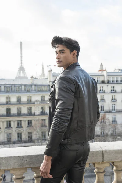 Retrato de moda de homem bonito jovem . — Fotografia de Stock