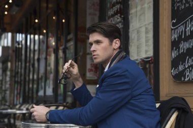 genç yakışıklı bir adam portresi moda. 