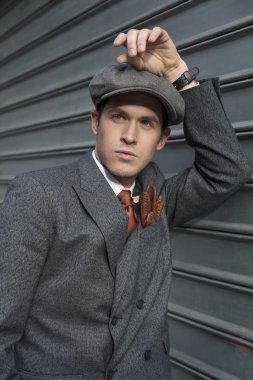 genç yakışıklı bir adam portresi moda. 
