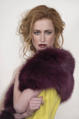 Glamour moda portre genç zarif kadın. 