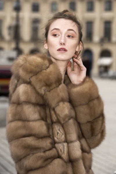 Glamour Retrato de moda de jovem mulher elegante . — Fotografia de Stock