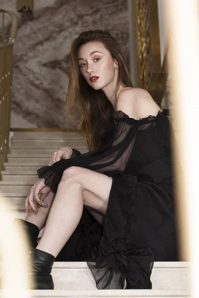 Glamour Mode Porträt einer jungen eleganten Frau. — Stockfoto