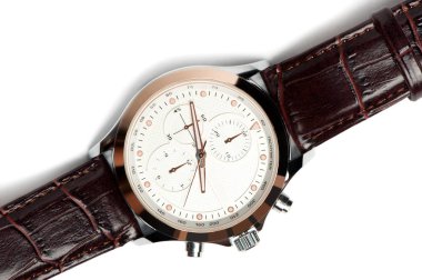 Beyaz bir arka plan üzerinde izole deri kayış ve beyaz kadranı ile Erkekler İzle