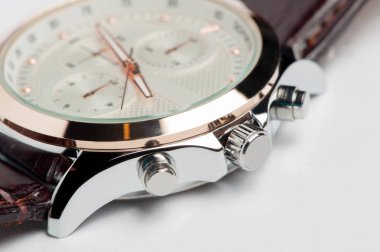 Deri kayış ve beyaz kadran, beyaz arka plan, ayrıntı, yakın çekim, sığ derinlik-in tarla ile Erkekler İzle