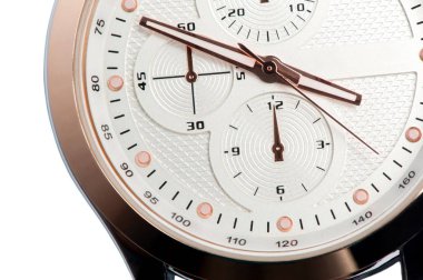 Beyaz bir arka plan üzerinde izole deri kayış ve beyaz kadranı ile Erkekler İzle