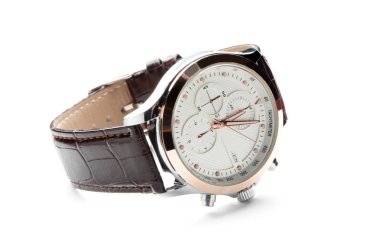 Beyaz bir arka plan üzerinde izole deri kayış ve beyaz kadranı ile Erkekler İzle