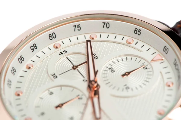 革のストラップと白のダイヤル 白い背景で隔離のメンズ腕時計 — ストック写真