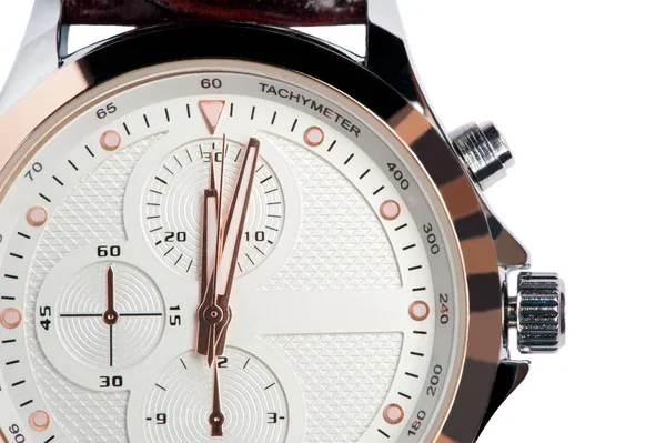 革のストラップと白のダイヤル 白い背景で隔離のメンズ腕時計 — ストック写真