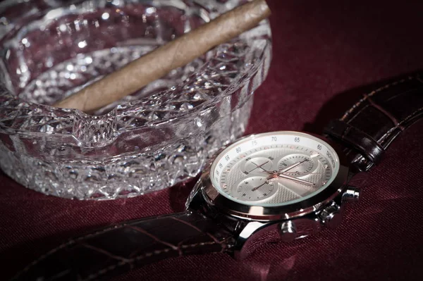 仍然生活与时钟 烟灰缸和雪茄在红色背景 — 图库照片