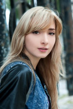 Güzel seksi genç sarışın kadın eski şehir sokaklarında poz yırtık kot pantolon