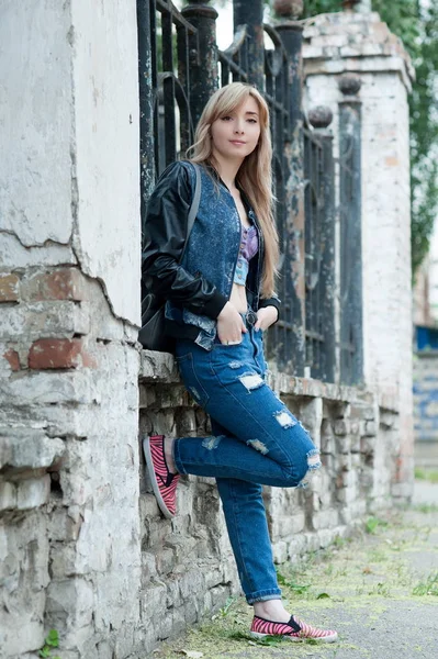 Beautiful Sexy Young Blond Woman Torn Jeans Posing Streets Old — Stock Photo, Image