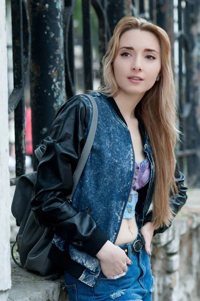 Bella Sexy Giovane Donna Bionda Jeans Strappati Posa Strade Del — Foto Stock