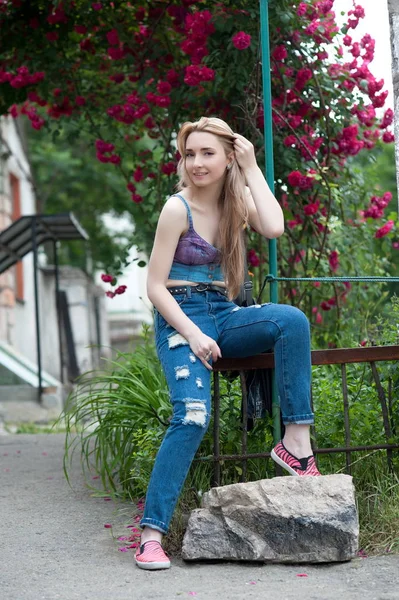 Schöne Sexy Junge Blonde Frau Zerrissenen Jeans Posiert Auf Den — Stockfoto