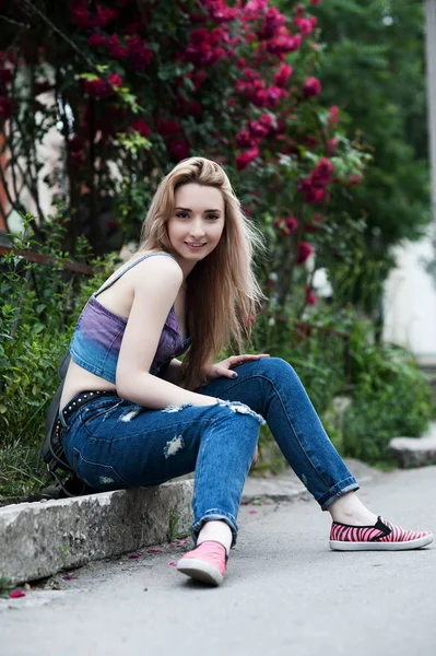 破れたジーンズの旧市街の通りのポーズで美しいセクシーな若いブロンド女性 — ストック写真