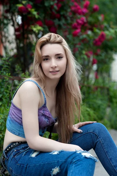 Schöne Sexy Junge Blonde Frau Zerrissenen Jeans Posiert Auf Den — Stockfoto