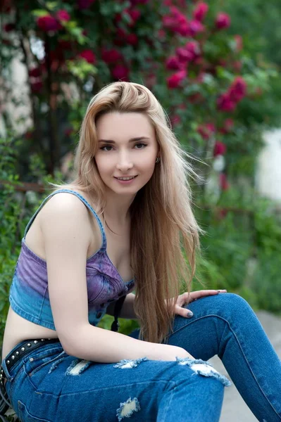 Schöne Sexy Junge Blonde Frau Zerrissenen Jeans Posiert Auf Den — Stockfoto