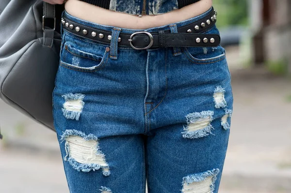 Närbild Kvinnliga Blå Rippade Jeans Pojkvänner — Stockfoto