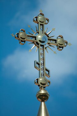 Ortodoks çapraz kubbe üzerinde arka plan sky cloud, tapınağın üzerinde yakın çekim