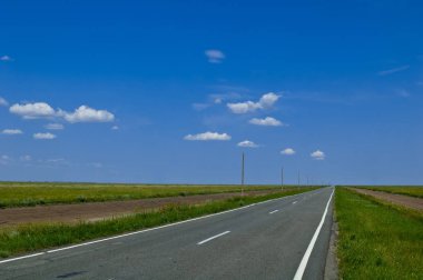 Bir alanda terk edilmiş eski asfalt yol