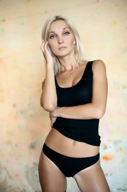 Güzel seksi sarışın kızı eski bir binada poz çöktü