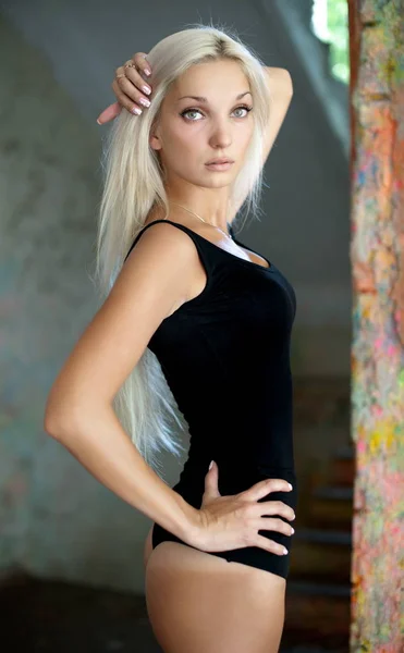 Vacker Sexig Blond Tjej Som Poserar Gammal Byggnad Kollapsade — Stockfoto