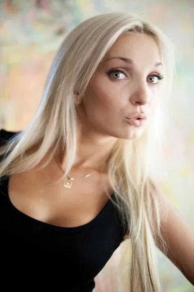 Mooie Sexy Blond Meisje Poseren Een Oud Gebouw Ingestort — Stockfoto