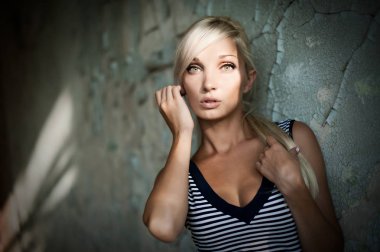 Güzel seksi sarışın kızı eski bir binada poz çöktü