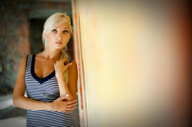 Güzel seksi sarışın kızı eski bir binada poz çöktü