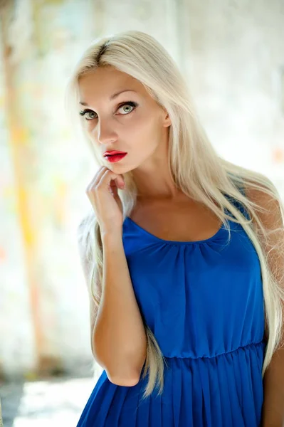 Mooie Sexy Blond Meisje Poseren Een Oud Gebouw Ingestort — Stockfoto