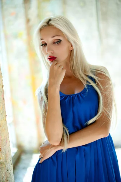 Krásná Sexy Blondýnka Pózuje Staré Budově Zhroutila — Stock fotografie