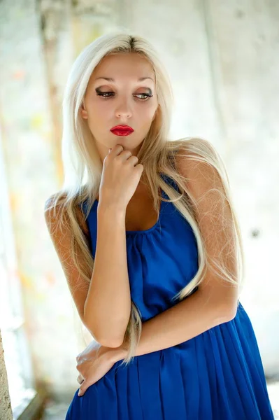 Mooie Sexy Blond Meisje Poseren Een Oud Gebouw Ingestort — Stockfoto