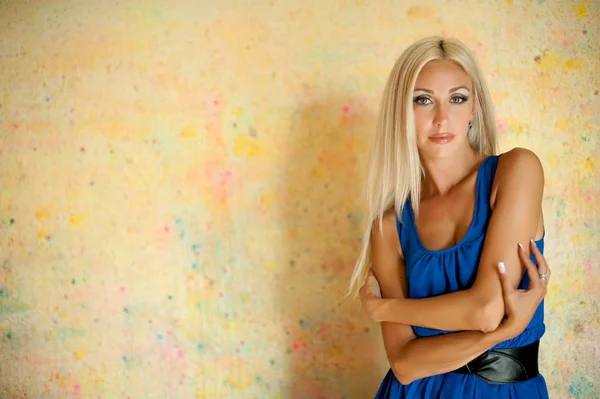 Schöne Sexy Blonde Mädchen Posiert Einem Alten Gebäude Eingestürzt — Stockfoto