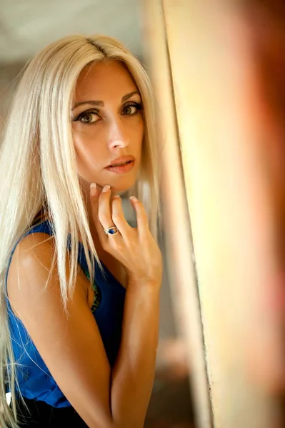 Mooie Sexy Blond Meisje Poseren Een Oud Gebouw Ingestort — Stockfoto