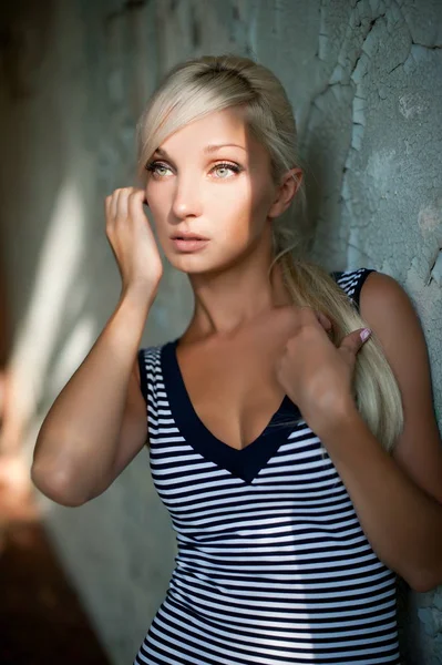 Vacker Sexig Blond Tjej Som Poserar Gammal Byggnad Kollapsade — Stockfoto