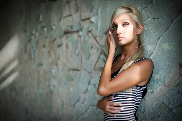 Güzel seksi sarışın kızı eski bir binada poz çöktü