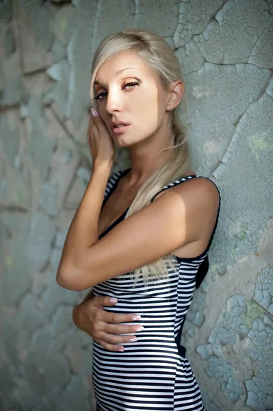 Красива Сексуальна Блондинка Позує Старій Будівлі Обвалилася — стокове фото