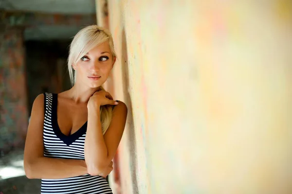美丽性感的金发女孩摆姿势在一个老建筑崩溃 — 图库照片