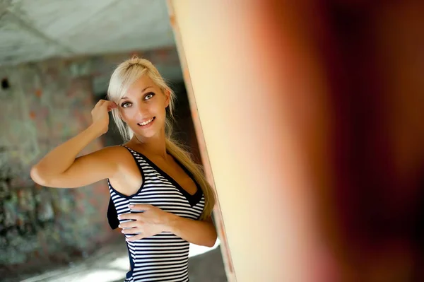 Krásná Sexy Blondýnka Pózuje Staré Budově Zhroutila — Stock fotografie