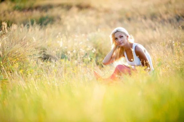 Schöne Sexy Blonde Mädchen Posiert Einem Alten Gebäude Eingestürzt — Stockfoto