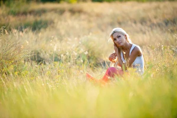 Vacker Sexig Blond Tjej Som Poserar Gräset — Stockfoto