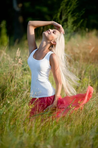 Krásná Sexy Blondýnka Pózuje Trávě — Stock fotografie