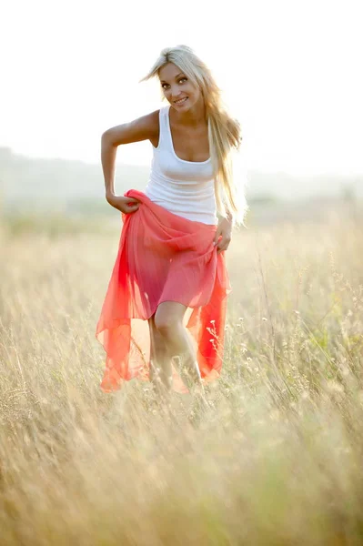 Schöne Sexy Blonde Mädchen Posiert Gras — Stockfoto