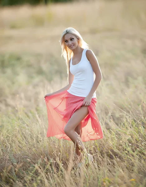 Mooie Sexy Blond Meisje Poseren Het Gras — Stockfoto