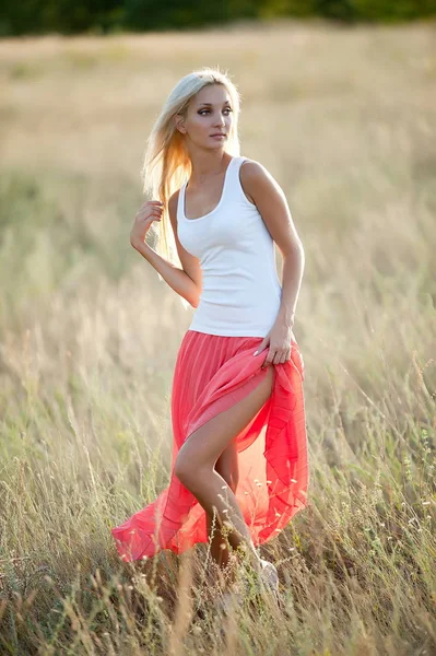 Schöne Sexy Blonde Mädchen Posiert Gras — Stockfoto
