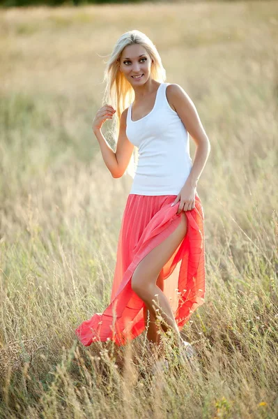 Piękna Sexy Blondynka Pozowanie Trawie — Zdjęcie stockowe