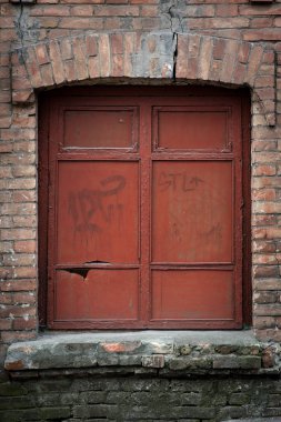 Bir tuğla bina eski vintage penceresinde