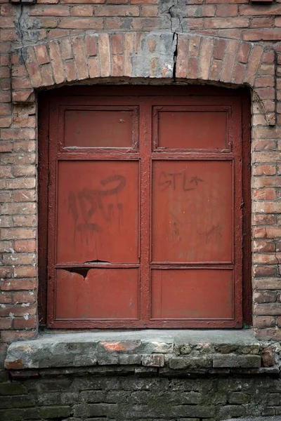 Bir tuğla bina eski vintage penceresinde